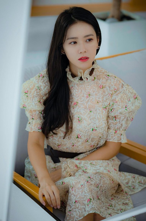 Muốn sanh chảnh như Son Ye Jin không khó: Chính là sắc son hồng phai làm nên nhan sắc đỉnh cao của chị đẹp - Ảnh 4. Muốn sanh chảnh như Son Ye Jin không khó: Chính là sắc son hồng phai làm nên nhan sắc đỉnh cao của chị đẹp - Ảnh 4.
