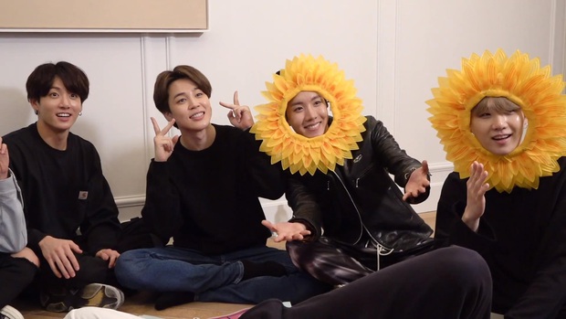 Cuối cùng fan cũng biết được lý do vì sao 3 mỹ nam BTS lại hóa thành... hoa hướng dương tại sân bay! - Ảnh 5. Cuối cùng fan cũng biết được lý do vì sao 3 mỹ nam BTS lại hóa thành... hoa hướng dương tại sân bay! - Ảnh 5.