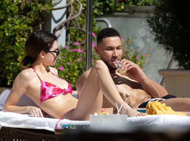 Vừa tái hợp với sao bóng rổ, Kendall Jenner dính nghi án nâng ngực: Tung luôn loạt ảnh nude hở bạo vòng 1 cho fan tìm kiếm câu trả lời - Ảnh 4. Vừa tái hợp với sao bóng rổ, Kendall Jenner dính nghi án nâng ngực: Tung luôn loạt ảnh nude hở bạo vòng 1 cho fan tìm kiếm câu trả lời - Ảnh 4.