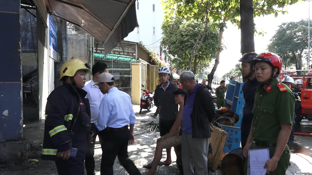 Đà Nẵng: Cha hút thuốc gây cháy nhà khiến con trai bị mắc kẹt trên tầng 2 - Ảnh 3. Đà Nẵng: Cha hút thuốc gây cháy nhà khiến con trai bị mắc kẹt trên tầng 2 - Ảnh 3.