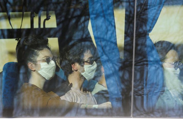 Cuộc sống đảo lộn vì virus corona: Khẩu trang và máy đo thân nhiệt xuất hiện mọi ngóc ngách, các siêu đô thị lại trở nên vắng lặng chưa từng thấy - Ảnh 32. Cuộc sống đảo lộn vì virus corona: Khẩu trang và máy đo thân nhiệt xuất hiện mọi ngóc ngách, các siêu đô thị lại trở nên vắng lặng chưa từng thấy - Ảnh 32.