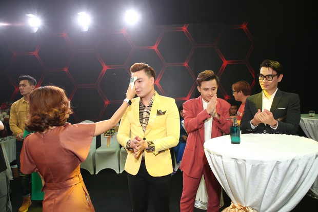 Thái Châu, Nguyên Vũ, Nam Cường... và hơn 30 nghệ sĩ đo nhiệt độ, rửa tay trong họp báo gameshow mới - Ảnh 4.