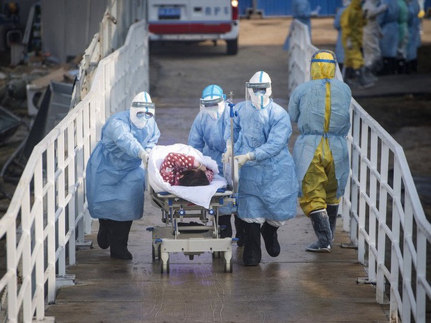 Virus corona: Trung Quốc xây bệnh viện thần tốc nhưng vẫn thiếu giường bệnh - Ảnh 3.