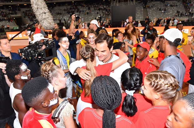 Nadal hạnh phúc ôm chầm Federer khi hai huyền thoại quần vợt cùng lập nên kỷ lục vô tiền khoáng hậu về số khán giả - Ảnh 8. Nadal hạnh phúc ôm chầm Federer khi hai huyền thoại quần vợt cùng lập nên kỷ lục vô tiền khoáng hậu về số khán giả - Ảnh 8.