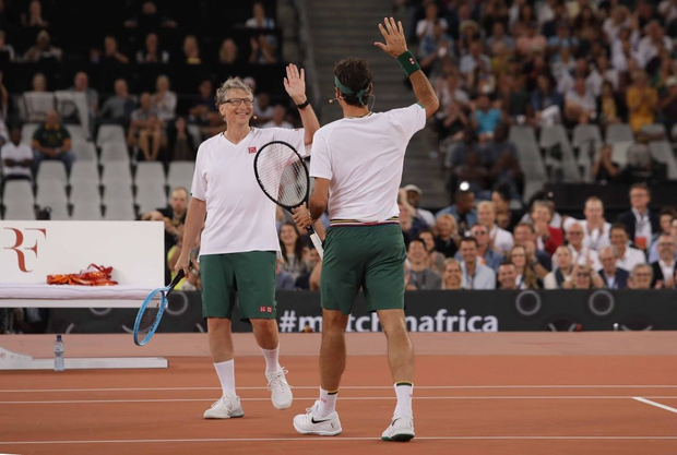 Nadal hạnh phúc ôm chầm Federer khi hai huyền thoại quần vợt cùng lập nên kỷ lục vô tiền khoáng hậu về số khán giả - Ảnh 3. Nadal hạnh phúc ôm chầm Federer khi hai huyền thoại quần vợt cùng lập nên kỷ lục vô tiền khoáng hậu về số khán giả - Ảnh 3.