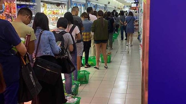 Singapore vừa nâng mức cảnh báo virus corona, người dân đã ùn ùn quét sạch nhu yếu phẩm tại hàng loạt siêu thị - Ảnh 4. Singapore vừa nâng mức cảnh báo virus corona, người dân đã ùn ùn quét sạch nhu yếu phẩm tại hàng loạt siêu thị - Ảnh 4.