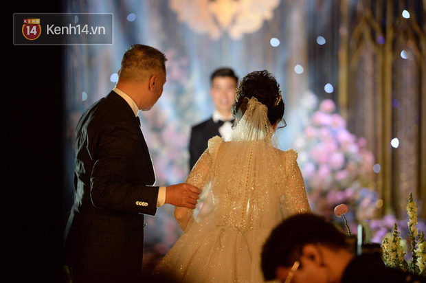 Mọi cô con gái đều sẽ trở nên bé nhỏ như Quỳnh Anh, khi được bố dắt tay tiến vào lễ đường và căn dặn chú rể: Bố giao cho con - Ảnh 5. Mọi cô con gái đều sẽ trở nên bé nhỏ như Quỳnh Anh, khi được bố dắt tay tiến vào lễ đường và căn dặn chú rể: Bố giao cho con - Ảnh 5.