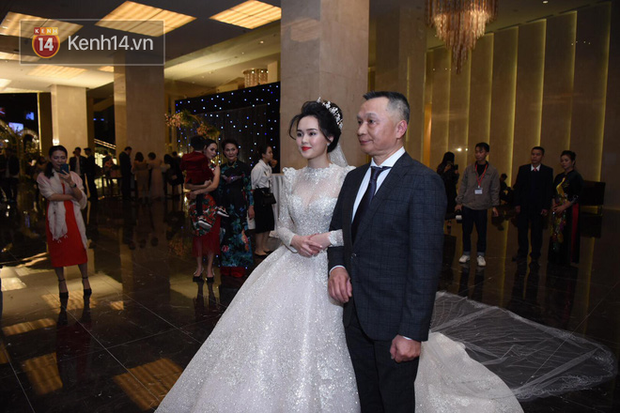 Mọi cô con gái đều sẽ trở nên bé nhỏ như Quỳnh Anh, khi được bố dắt tay tiến vào lễ đường và căn dặn chú rể: Bố giao cho con - Ảnh 3. Mọi cô con gái đều sẽ trở nên bé nhỏ như Quỳnh Anh, khi được bố dắt tay tiến vào lễ đường và căn dặn chú rể: Bố giao cho con - Ảnh 3.