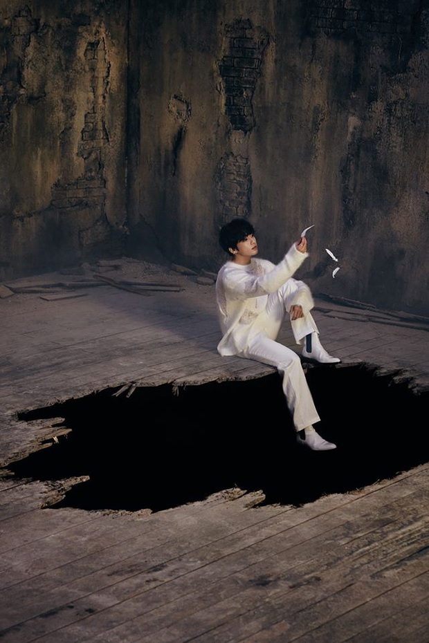 BTS hóa thân thành những chú rể đầy ma mị trong bộ ảnh comeback đầu tiên, các chị em mau mau sắm váy cưới xếp hàng làm cô dâu đi thôi! - Ảnh 3.