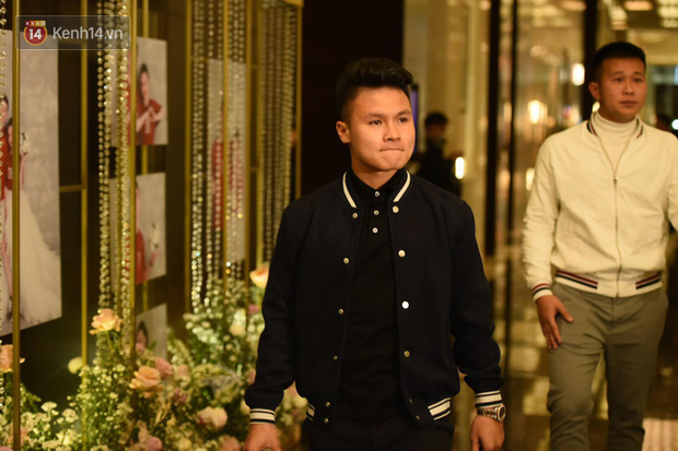 Quang Hải lẻ bóng dự đám cưới Duy Mạnh, nhiều người hụt hẫng vì cứ tưởng cô chủ tiệm nail Huyền My sẽ tới cùng - Ảnh 3. Quang Hải lẻ bóng dự đám cưới Duy Mạnh, nhiều người hụt hẫng vì cứ tưởng cô chủ tiệm nail Huyền My sẽ tới cùng - Ảnh 3.