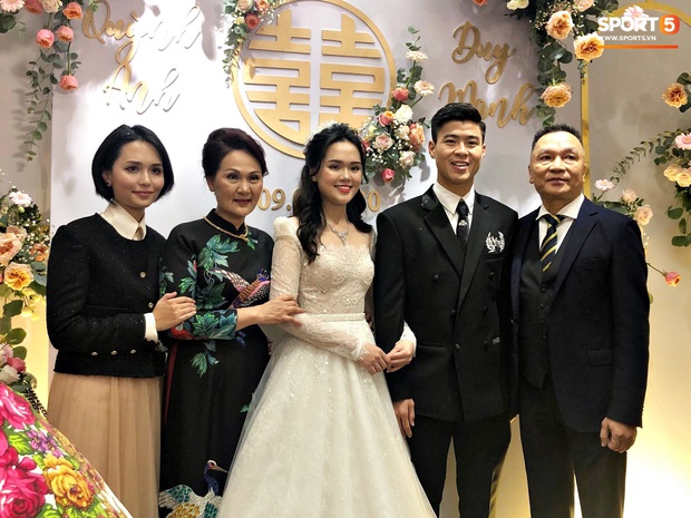 Khoảnh khắc đẹp: Quỳnh Anh tỉ mẩn chỉnh sửa trang phục cho Duy Mạnh trước khi tiến vào lễ đường - Ảnh 6. Khoảnh khắc đẹp: Quỳnh Anh tỉ mẩn chỉnh sửa trang phục cho Duy Mạnh trước khi tiến vào lễ đường - Ảnh 6.