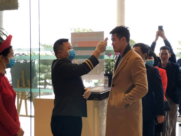 Đám cưới giữa bão dịch Corona: Khách khứa đeo kín khẩu trang, xếp hàng đo thân nhiệt trước cửa nhà hàng rồi mới được vào ăn cỗ - Ảnh 2. Đám cưới giữa bão dịch Corona: Khách khứa đeo kín khẩu trang, xếp hàng đo thân nhiệt trước cửa nhà hàng rồi mới được vào ăn cỗ - Ảnh 2.
