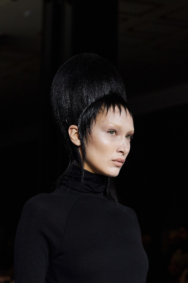 Thương thay cho Bella Hadid, bình thường xinh đẹp là thế mà nay phải cosplay ma nữ tóc bết ai nhìn cũng muốn chạy xa - Ảnh 2. Thương thay cho Bella Hadid, bình thường xinh đẹp là thế mà nay phải cosplay ma nữ tóc bết ai nhìn cũng muốn chạy xa - Ảnh 2.