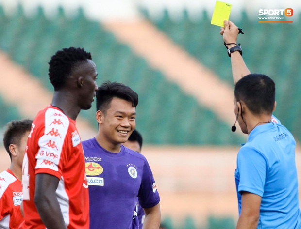 Công Phượng phản ứng nhanh, ngăn đồng đội xô xát với trung vệ U23 Việt Nam - Ảnh 4.