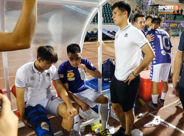 Duy Mạnh phải dùng xe lăn, nhảy lò cò lên xe buýt khi trở về Hà Nội, vẫn chưa thể đi chụp chiếu đầu gối - Ảnh 6. Duy Mạnh phải dùng xe lăn, nhảy lò cò lên xe buýt khi trở về Hà Nội, vẫn chưa thể đi chụp chiếu đầu gối - Ảnh 6.