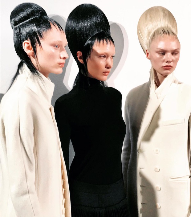 Thương thay cho Bella Hadid, bình thường xinh đẹp là thế mà nay phải cosplay ma nữ tóc bết ai nhìn cũng muốn chạy xa - Ảnh 7. Thương thay cho Bella Hadid, bình thường xinh đẹp là thế mà nay phải cosplay ma nữ tóc bết ai nhìn cũng muốn chạy xa - Ảnh 7.