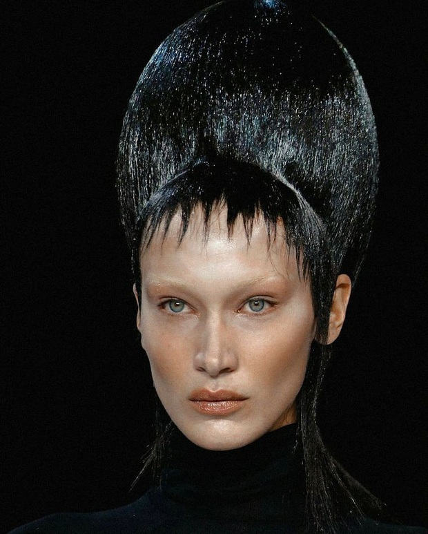 Thương thay cho Bella Hadid, bình thường xinh đẹp là thế mà nay phải cosplay ma nữ tóc bết ai nhìn cũng muốn chạy xa - Ảnh 3. Thương thay cho Bella Hadid, bình thường xinh đẹp là thế mà nay phải cosplay ma nữ tóc bết ai nhìn cũng muốn chạy xa - Ảnh 3.