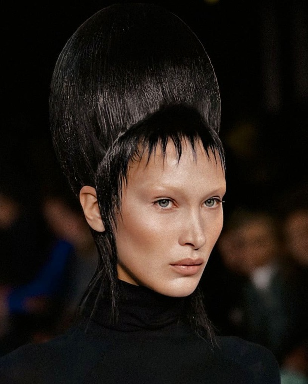 Thương thay cho Bella Hadid, bình thường xinh đẹp là thế mà nay phải cosplay ma nữ tóc bết ai nhìn cũng muốn chạy xa - Ảnh 4. Thương thay cho Bella Hadid, bình thường xinh đẹp là thế mà nay phải cosplay ma nữ tóc bết ai nhìn cũng muốn chạy xa - Ảnh 4.