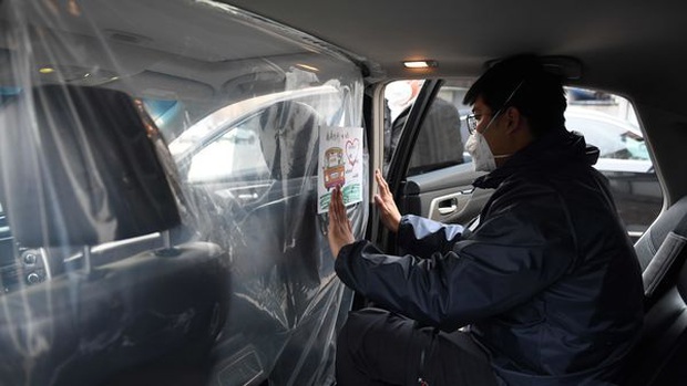 Những tài xế taxi nhiễm virus corona từ du khách nước ngoài và nỗi niềm cay đắng khi lăn bánh trong mùa dịch - Ảnh 2. Những tài xế taxi nhiễm virus corona từ du khách nước ngoài và nỗi niềm cay đắng khi lăn bánh trong mùa dịch - Ảnh 2.
