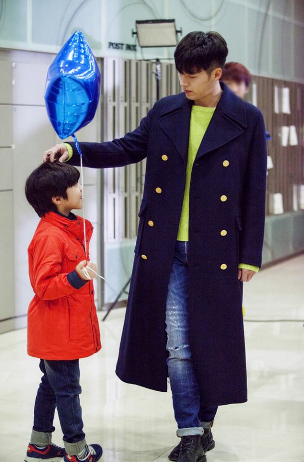 Hyun Bin lại khiến fan chết mê khi gif hậu trường quay show siêu dễ thương được đào lại - Ảnh 4.