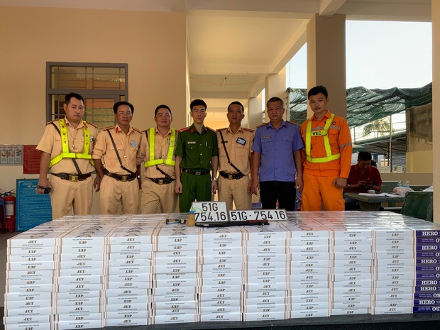 Bị CSGT truy đuổi, 2 thanh niên bỏ lại xe ô tô BKS giả chứa gần 25.000 gói thuốc lá lậu cùng ma tuý trên cao tốc - Ảnh 3. Bị CSGT truy đuổi, 2 thanh niên bỏ lại xe ô tô BKS giả chứa gần 25.000 gói thuốc lá lậu cùng ma tuý trên cao tốc - Ảnh 3.