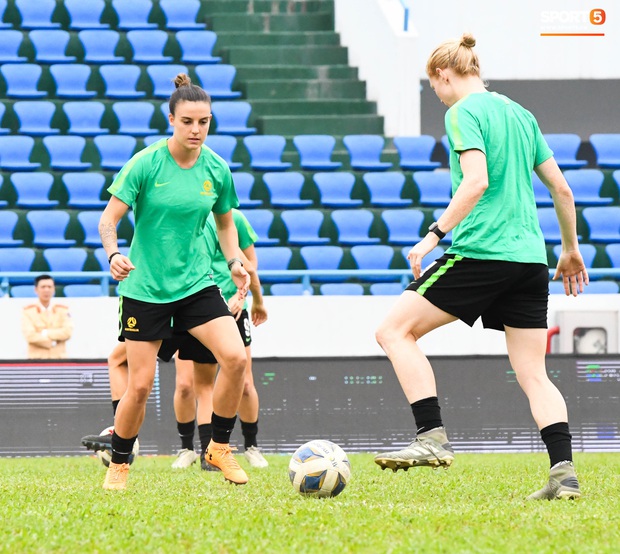 Tuyển thủ nữ Australia khoe thể hình vạm vỡ, vui vẻ làm quen sân Cẩm Phả trước trận quyết đấu tuyển nữ Việt Nam - Ảnh 8.