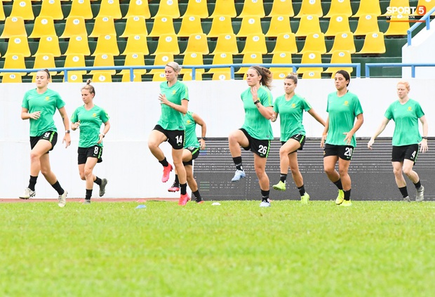 Tuyển thủ nữ Australia khoe thể hình vạm vỡ, vui vẻ làm quen sân Cẩm Phả trước trận quyết đấu tuyển nữ Việt Nam - Ảnh 1.