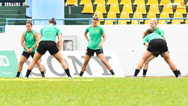 Tuyển thủ nữ Australia khoe thể hình vạm vỡ, vui vẻ làm quen sân Cẩm Phả trước trận quyết đấu tuyển nữ Việt Nam - Ảnh 3.