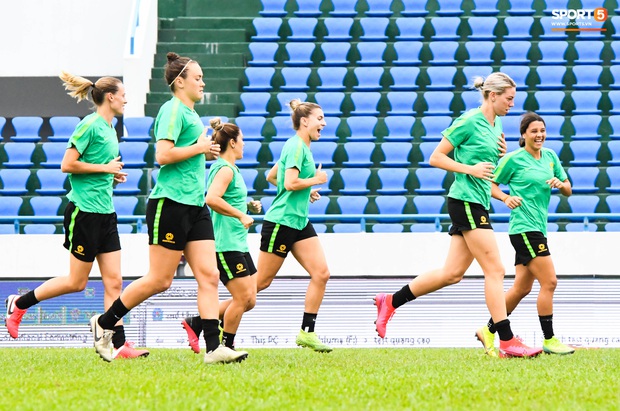 Tuyển thủ nữ Australia khoe thể hình vạm vỡ, vui vẻ làm quen sân Cẩm Phả trước trận quyết đấu tuyển nữ Việt Nam - Ảnh 2.