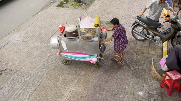 Đau lòng trước câu chuyện cụ bà không ngủ, 70 tuổi bán xôi nuôi cả gia đình ba thế hệ - Ảnh 2.