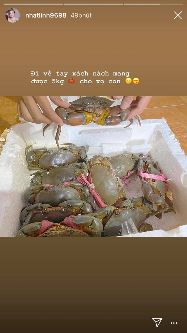 Lấy chồng như Nhật Linh kể cũng sướng: Ngày lễ quà cáp ngập mặt, ngày thường Văn Đức xách tay sương sương 5kg cua cho vợ bồi bổ - Ảnh 9.