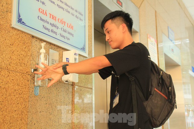 Hiệu trưởng ĐH Y dược TPHCM nói gì khi cho SV đi học lại giữa mùa dịch? - Ảnh 1.