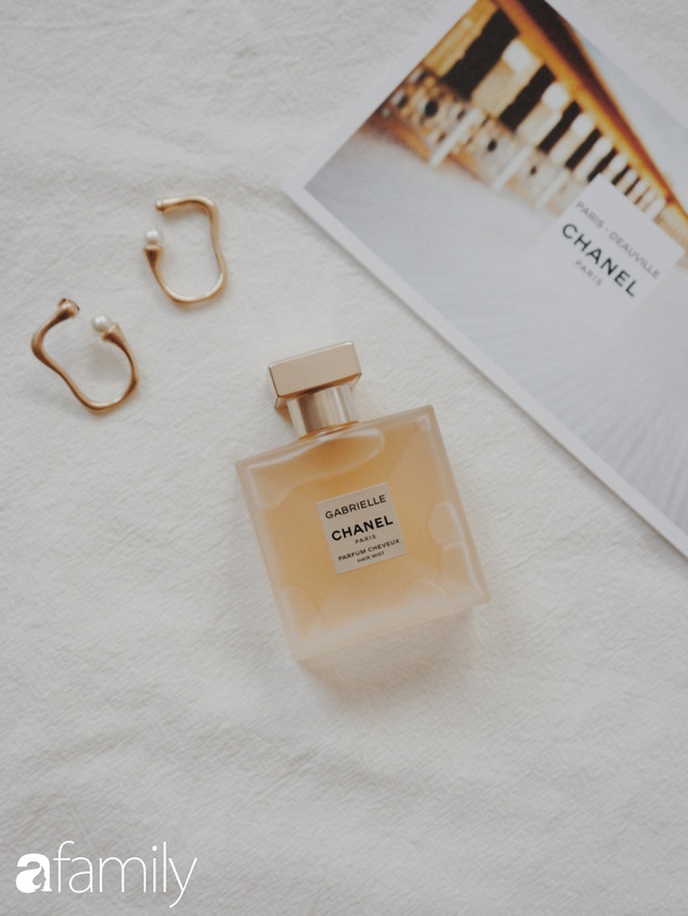 Xịt nước hoa lên tóc vừa thơm lâu lại vừa tinh tế, và đây là 4 chai nước hoa dành riêng cho tóc được các BTV làm đẹp kết nhất - Ảnh 2.