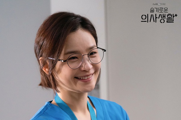 7 “chị đại” ngành y ngầu nhất phim Hàn: Park Shin Hye tay không quật côn đồ cũng chưa át vía được nữ chính Hospital Playlist - Ảnh 18.