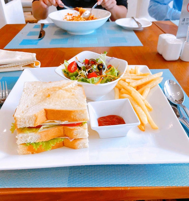Những hình ảnh về bữa ăn cách ly bên trong khách sạn Wyndham Legend Halong ở Hạ Long sau khi bị phong toả - Ảnh 2.