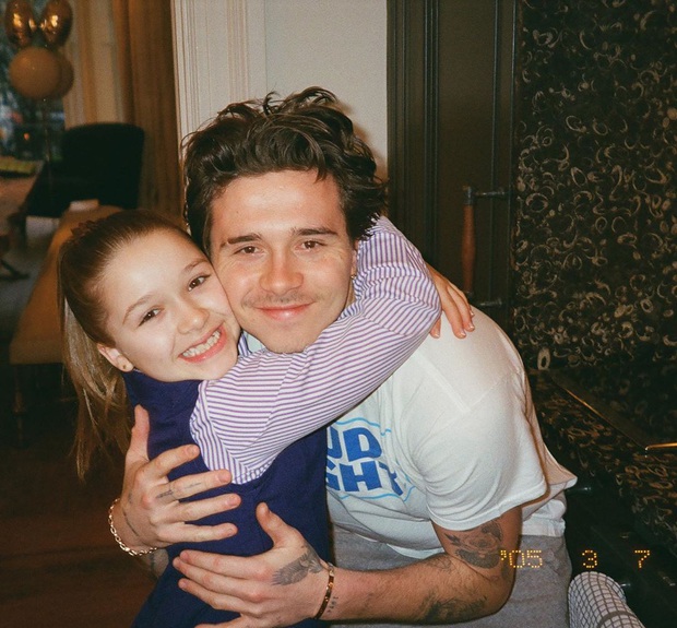 Brooklyn Beckham khoe ảnh gia đình cực xịn: Ai cũng đẹp, nhưng kéo đến ảnh cuối mới ngỡ ngàng vì nhan sắc bạn gái cậu cả - Ảnh 5.