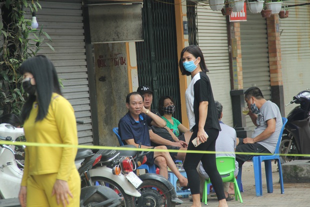 Người dân trong khu cách ly ở Hà Nội: “Công an, bệnh viện mới khổ chứ tôi còn đang béo ra đây này!” - Ảnh 7.