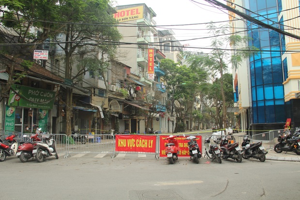 Người dân trong khu cách ly ở Hà Nội: “Công an, bệnh viện mới khổ chứ tôi còn đang béo ra đây này!” - Ảnh 1.