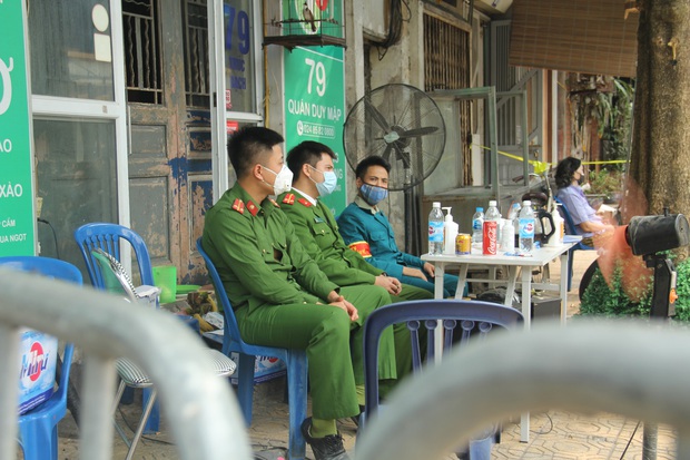 Người dân trong khu cách ly ở Hà Nội: “Công an, bệnh viện mới khổ chứ tôi còn đang béo ra đây này!” - Ảnh 2.