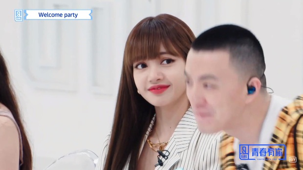 Thấy Lisa (BLACKPINK) lúng túng vì rào cản ngôn ngữ, Thái Từ Khôn liền tinh ý khi thể hiện sự quan tâm - Ảnh 4.
