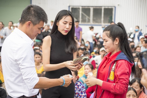 Những lần Thuỷ Tiên - Công Vinh đồng vợ đồng chồng làm việc tốt: Chẳng ngại chi tiền tỷ, ở đâu có lũ có hạn ở đó có cặp đôi - Ảnh 6.