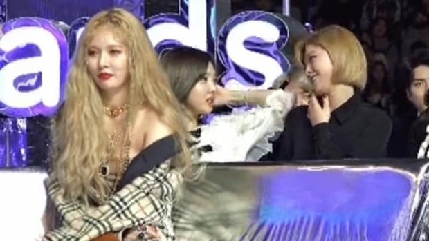 Phía sau Hyuna xinh đẹp là TWICE đang thản nhiên... đo nọng mặt khi đi dự lễ trao giải: lại thêm nguồn cảm hứng bất tận để cho fan chế meme! - Ảnh 5.