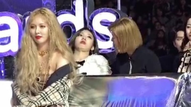 Phía sau Hyuna xinh đẹp là TWICE đang thản nhiên... đo nọng mặt khi đi dự lễ trao giải: lại thêm nguồn cảm hứng bất tận để cho fan chế meme! - Ảnh 6.