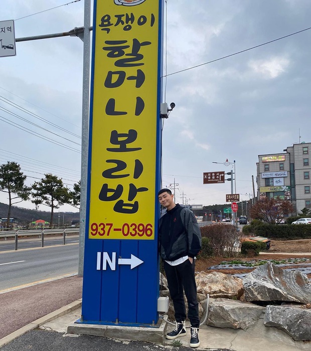 Có tâm như “ông chủ” Park Seo Joon: Sẵn lòng quảng cáo miễn phí cho nhà hàng của mẹ quản lý, gây chú ý với dòng caption cực “thảo mai” - Ảnh 2.