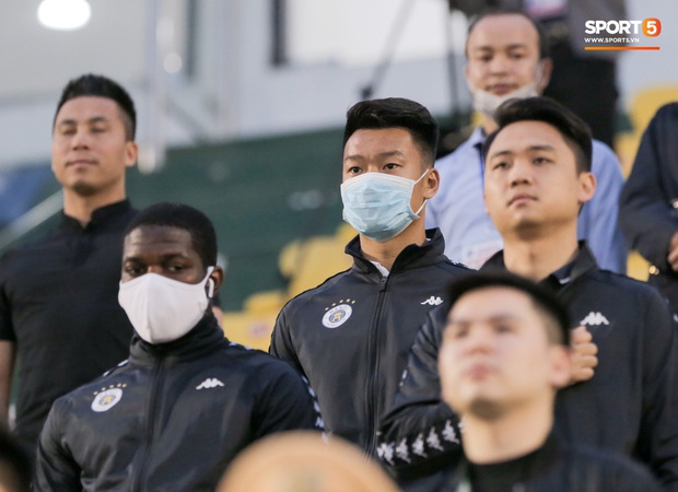 Đình Trọng vừa ăn kẹo mút, vừa đăm chiêu trong ngày Hà Nội FC thất bại - Ảnh 6.