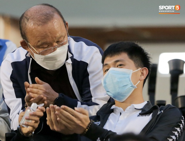 Đình Trọng vừa ăn kẹo mút, vừa đăm chiêu trong ngày Hà Nội FC thất bại - Ảnh 3.