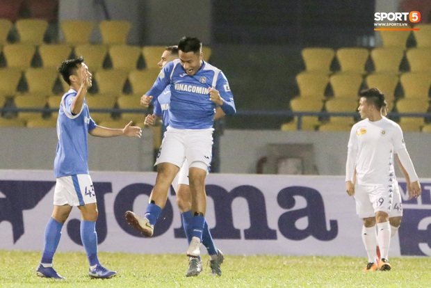 Đình Trọng vừa ăn kẹo mút, vừa đăm chiêu trong ngày Hà Nội FC thất bại - Ảnh 7.