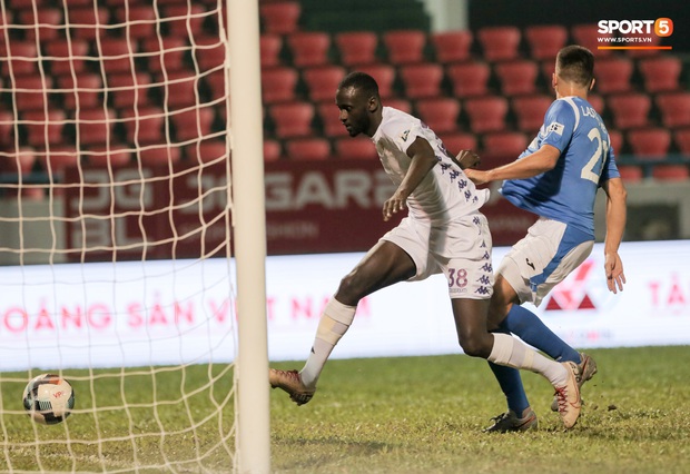 Đình Trọng vừa ăn kẹo mút, vừa đăm chiêu trong ngày Hà Nội FC thất bại - Ảnh 8.