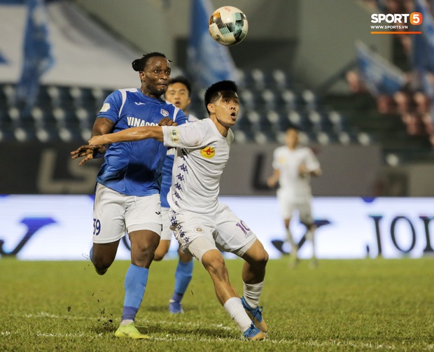 Đình Trọng vừa ăn kẹo mút, vừa đăm chiêu trong ngày Hà Nội FC thất bại - Ảnh 9.