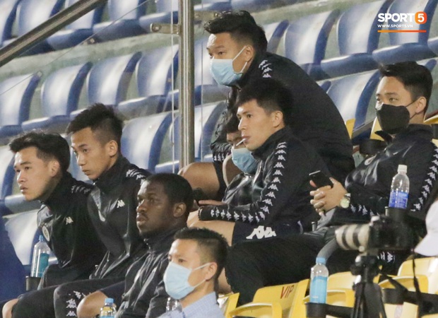 Đình Trọng vừa ăn kẹo mút, vừa đăm chiêu trong ngày Hà Nội FC thất bại - Ảnh 1.